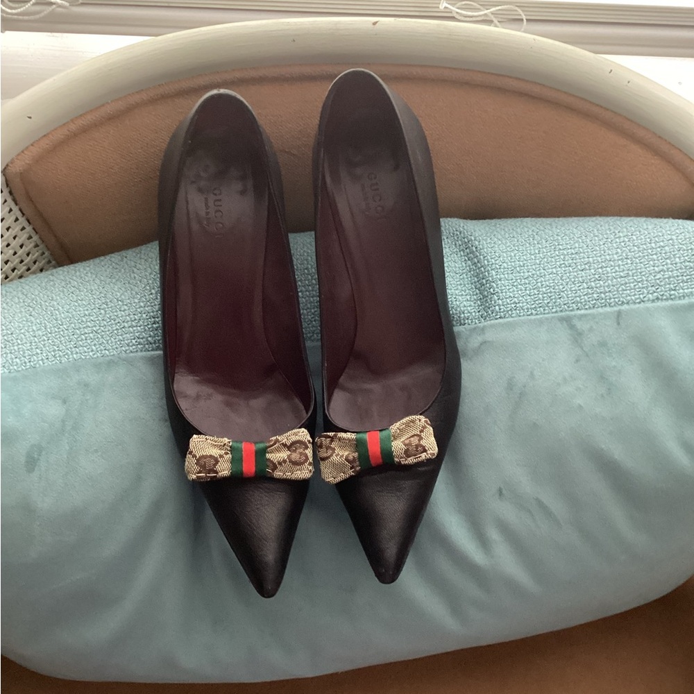 Gucci Black Heels with Signature Bow